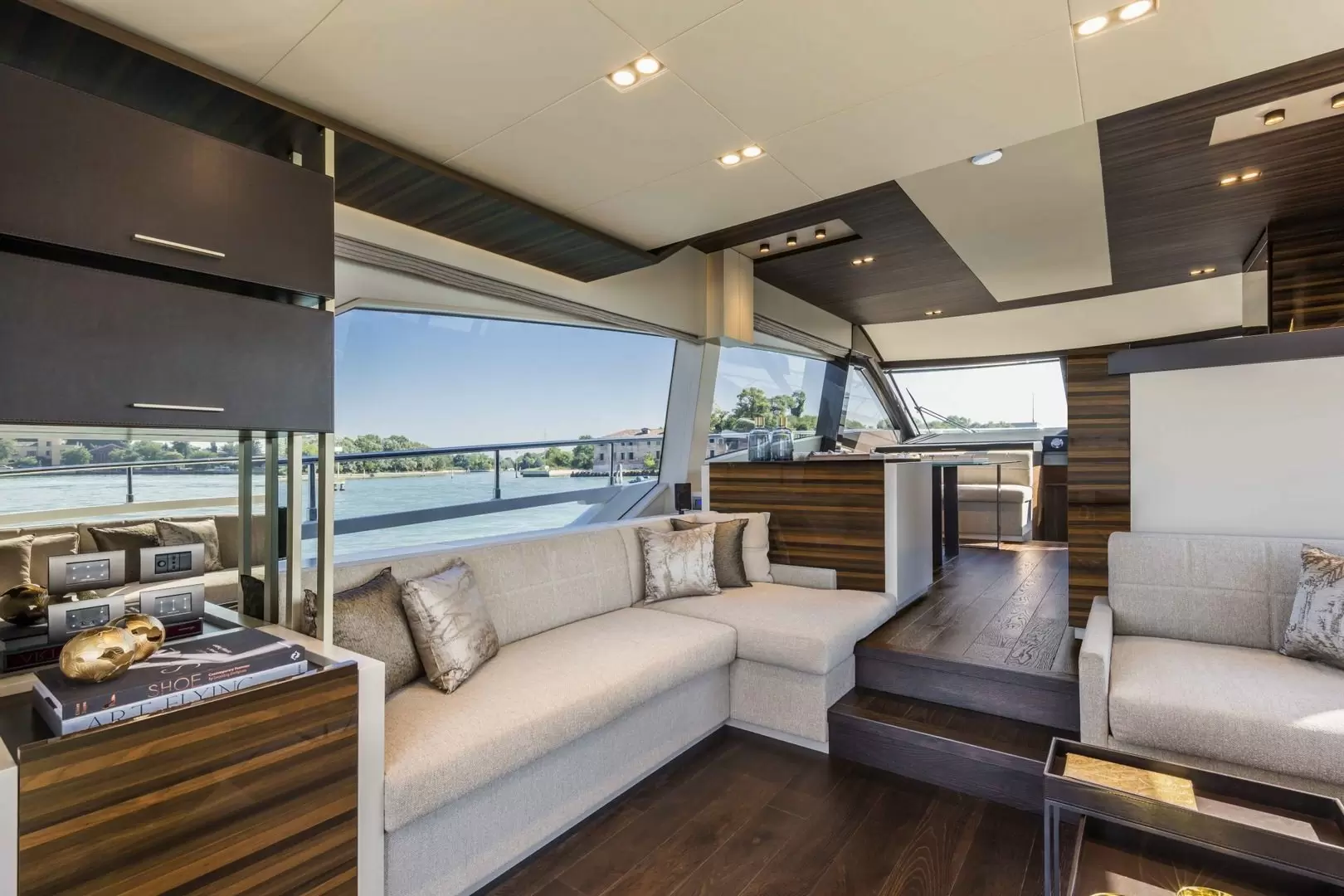 中型私人游艇价格：法拉帝（Ferretti）Yachts670游艇范围是3,000,000美元至3,500,000美元