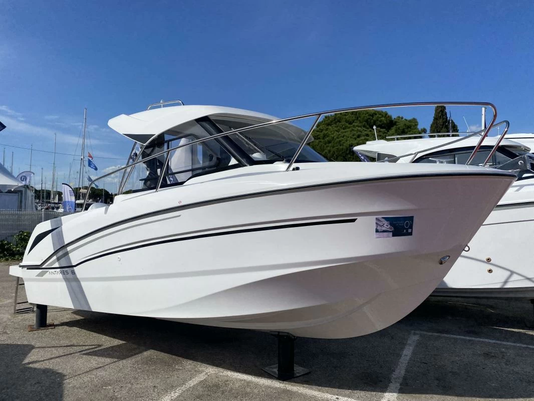小游艇多少钱一艘?博纳多(Beneteau)Antares 6游艇其价格在60,000美元到80,000美元左右