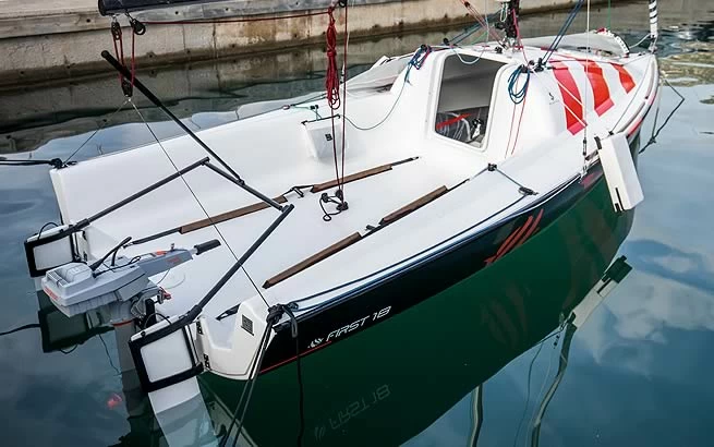 小游艇多少钱一艘?博纳多(Beneteau)First18游艇价格大约在25,000美元到35,000美元之间