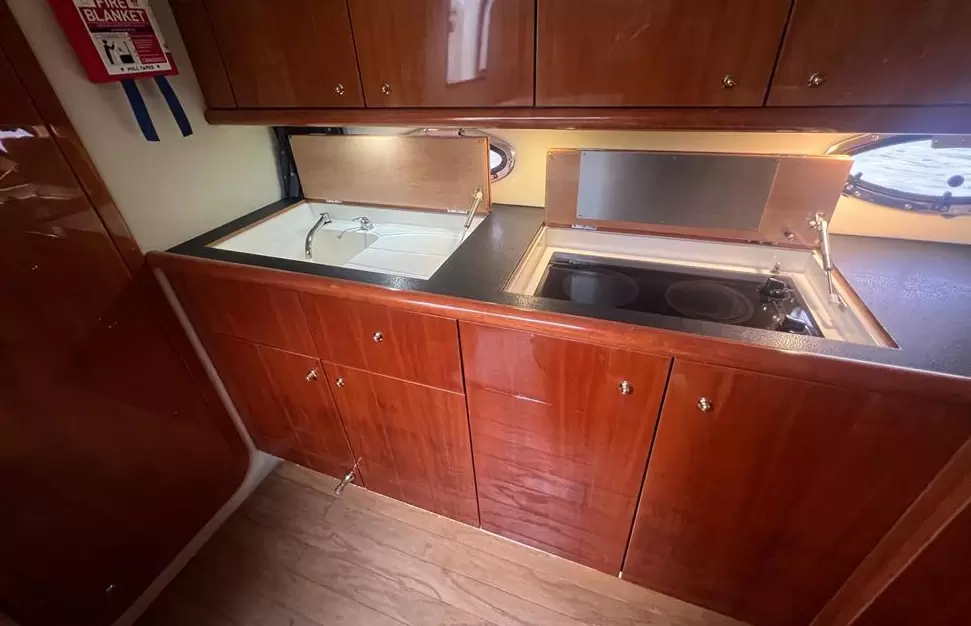 英国圣汐(Sunseeker)Camargue44游艇厨房