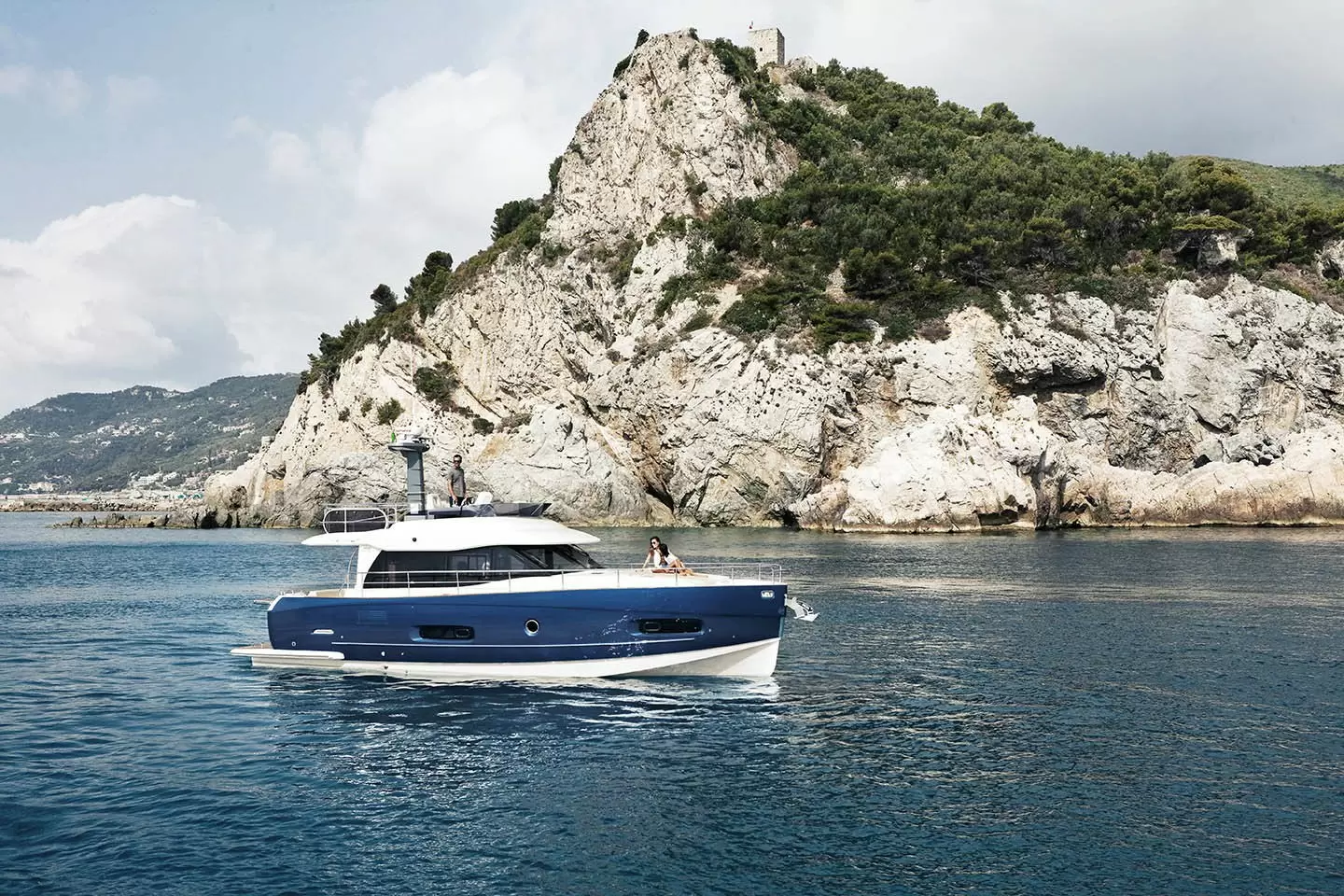 一艘阿兹慕（Azimut）Magellano43游艇多少钱？