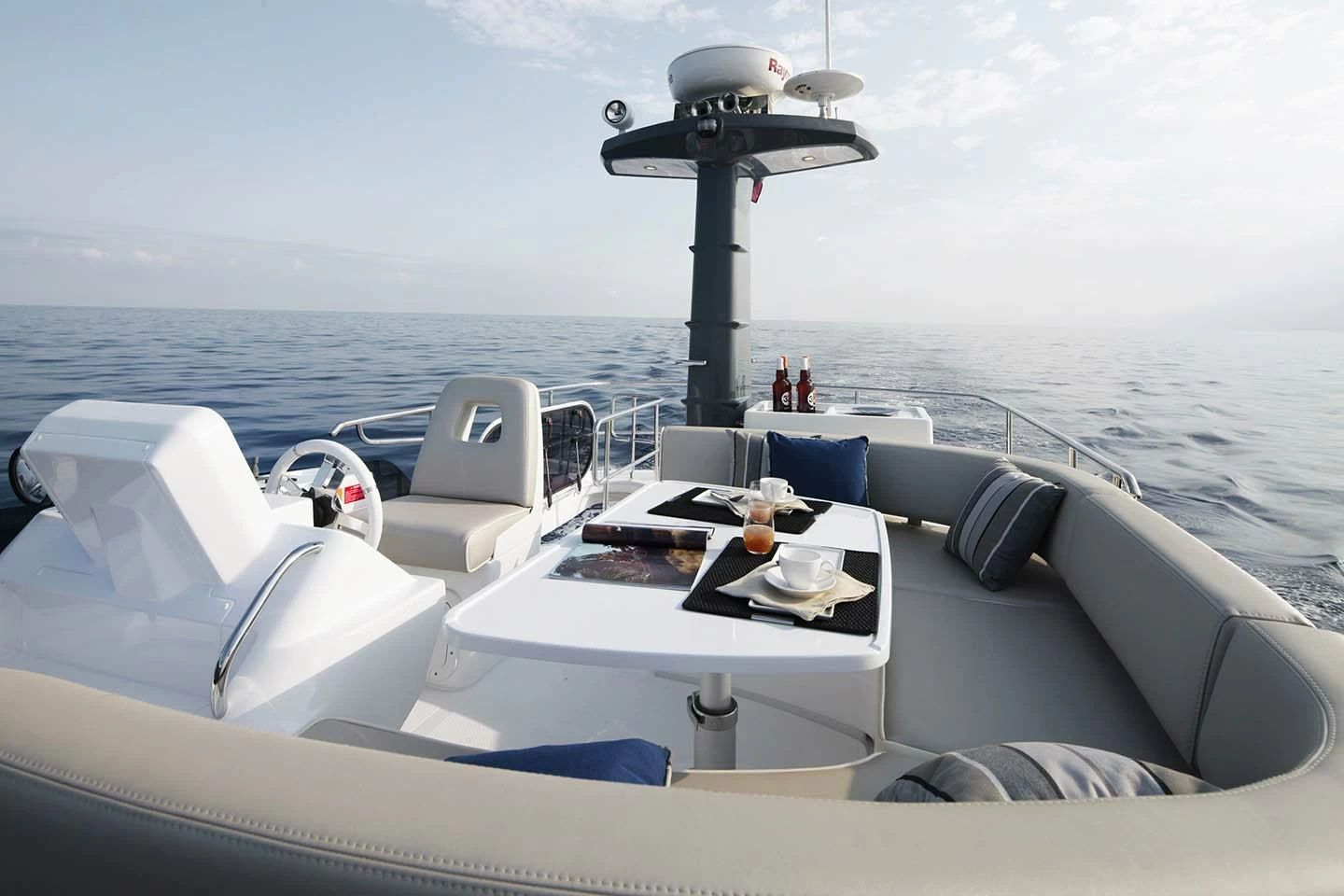 一艘阿兹慕（Azimut）Magellano43游艇多少钱