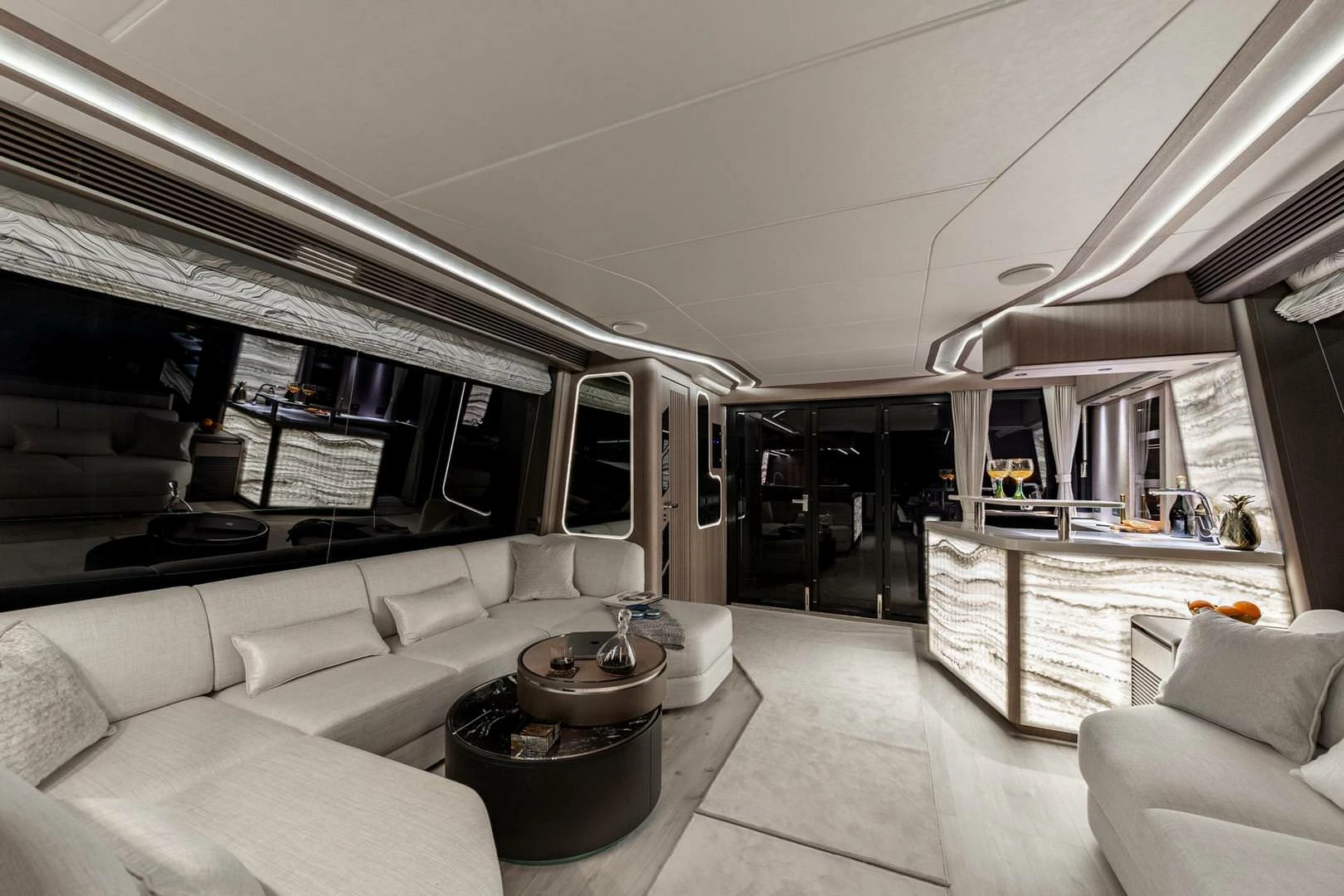 卡帝尔(Galeon)800Fly游艇内部休息区