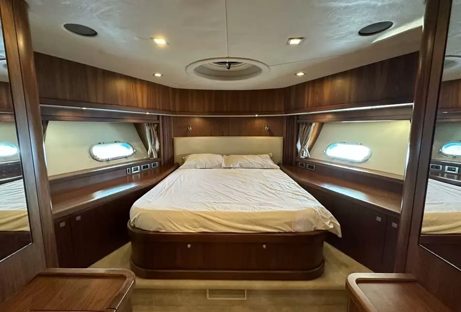 圣汐（Sunseeker）Predator二手游艇室内休息区