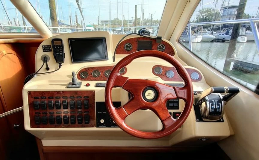 卡帝尔（Galeon）380Fly二手游艇驾驶舱