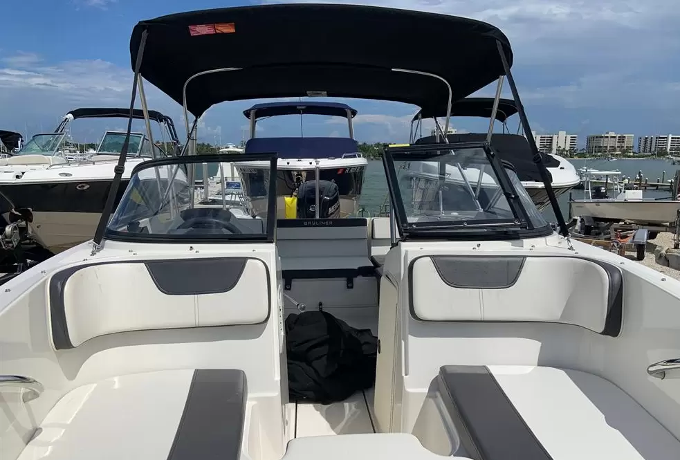 贝琳娜（Bayliner）VR4OB游艇甲板区