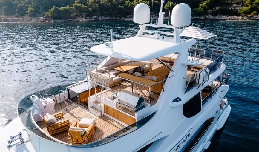 贝尼蒂（Benetti）108二手游艇顶层甲板区