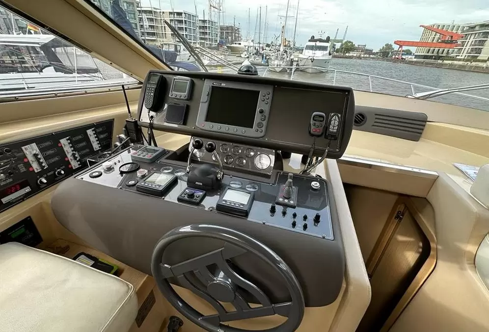 法拉帝（Ferretti）460二手游艇驾驶舱