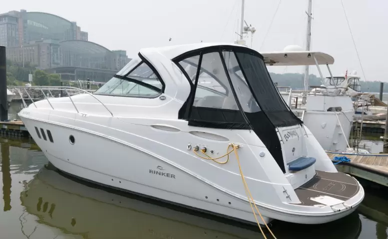 300至500万游艇有溜冰者(Rinker)360游艇