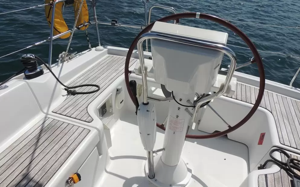 博纳多(Beneteau)遨享仕31二手单体帆船游艇驾驶舱