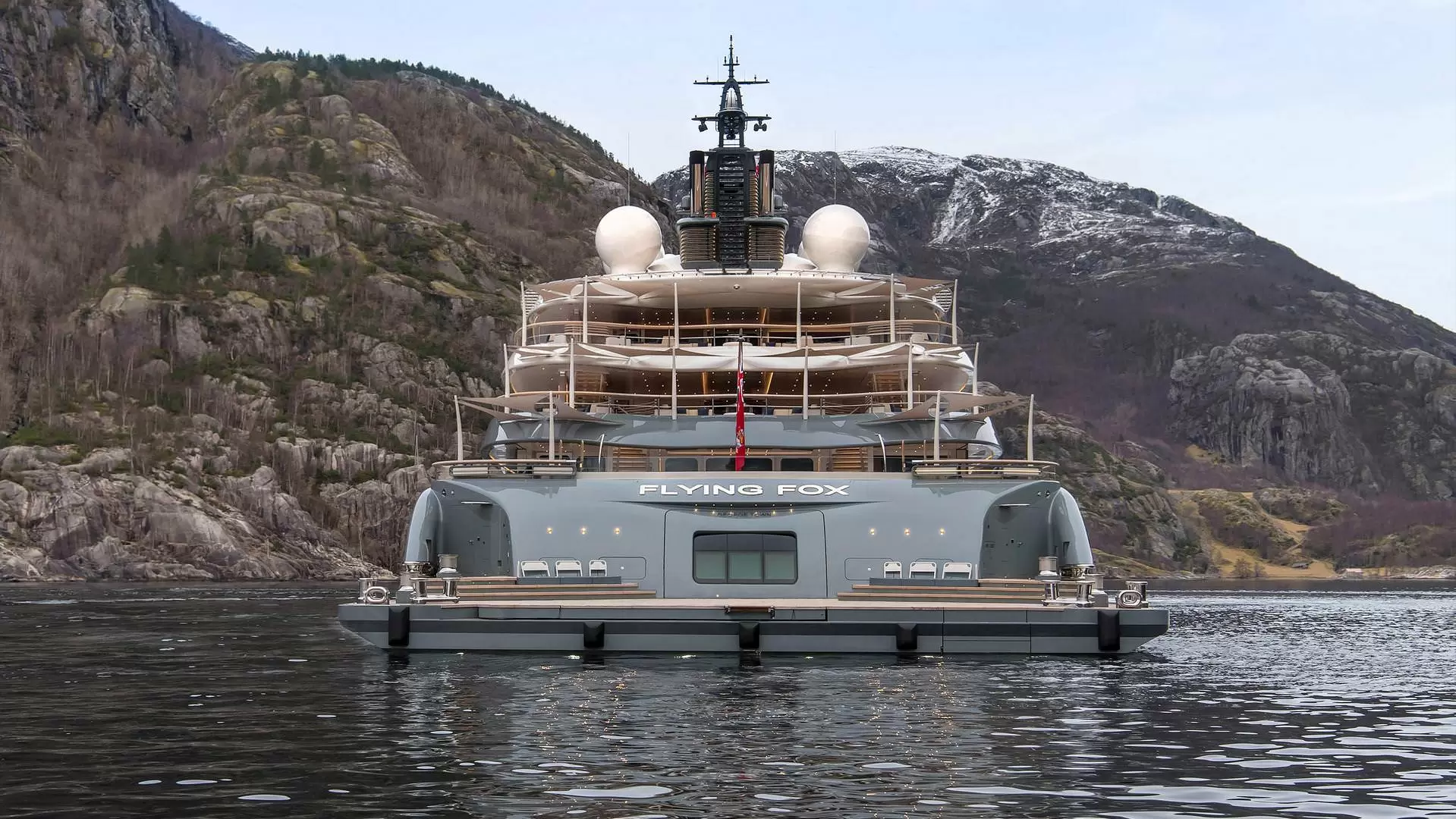 136米的乐顺(Lurssen)FlyingFox游艇尾舱
