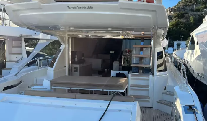 法拉帝(Ferretti)550游艇船尾甲板