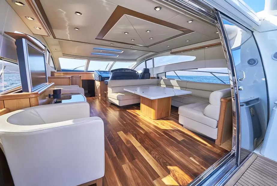 圣汐（Sunseeker）Predator72二手游艇舱内休息区