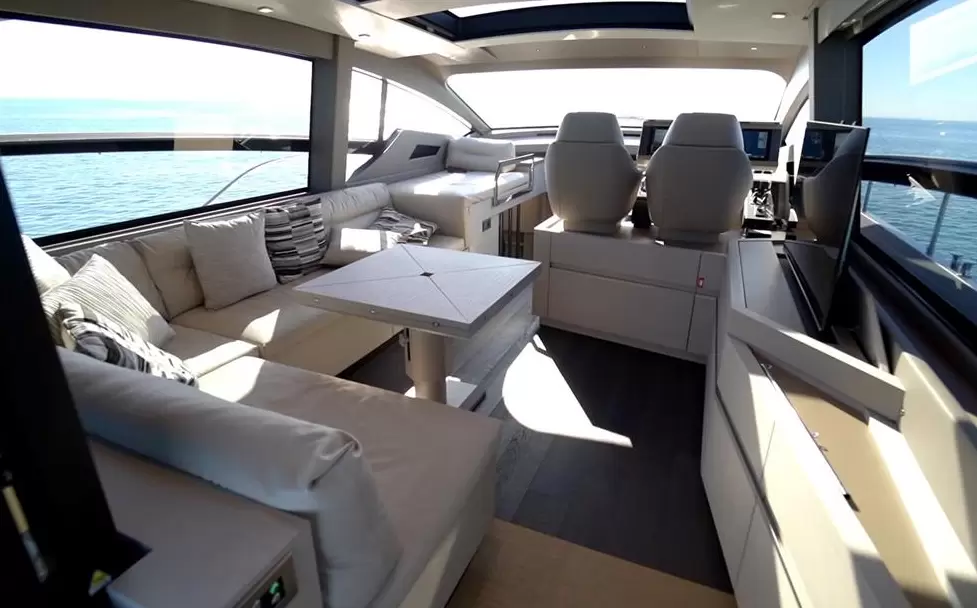 博星(Pershing)7X二手游艇舱内休息区