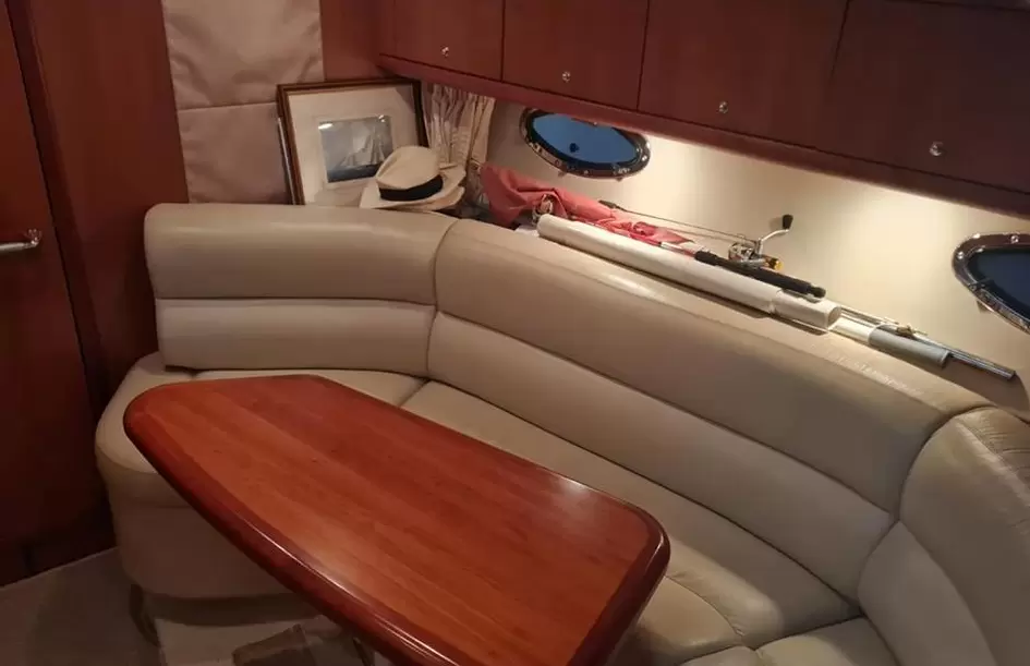 圣汐（Sunseeker）Portofino35二手游艇舱内休息区