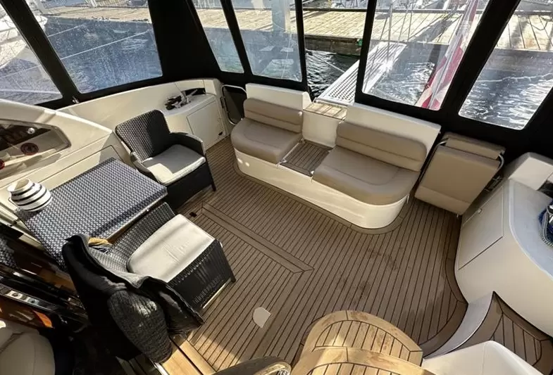 阿兹慕(Azimut)46二手飞桥游艇舱内休息区