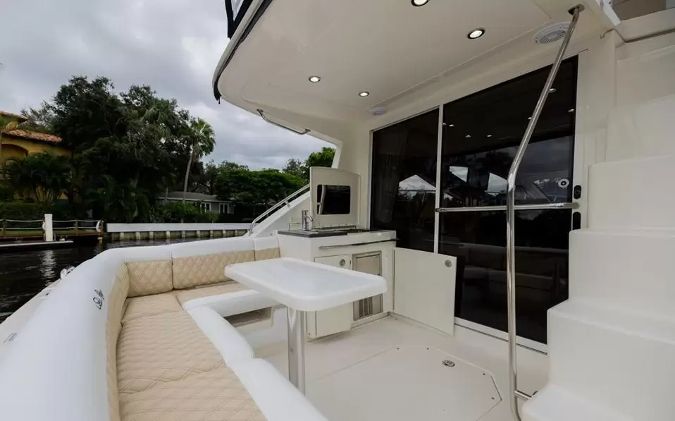 进口二手游艇希瑞(SeaRay)450SedanBridge游艇