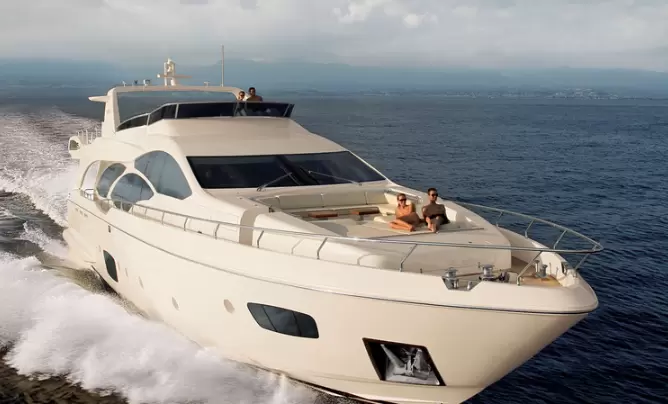 阿兹慕（Azimut）95飞桥游艇