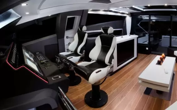 卡帝尔（Galeon）700Raptor游艇驾驶舱