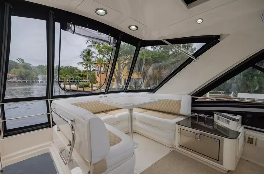 希瑞(SeaRay)450SedanBridge游艇舱内休息区