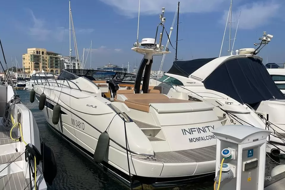 丽娃(Riva)Rivale52二手游艇