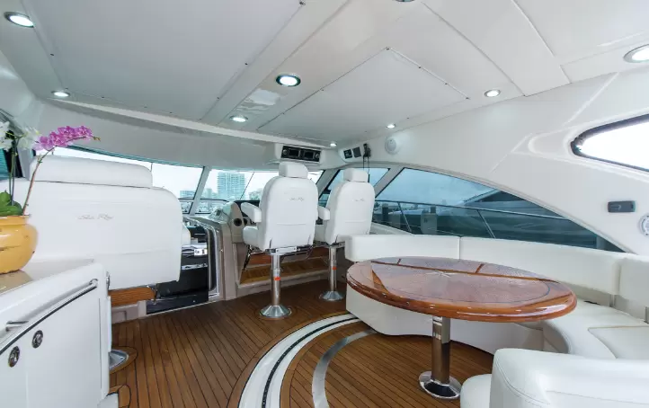 希瑞（SeaRay）580Sundancer飞桥游艇舱内沙龙