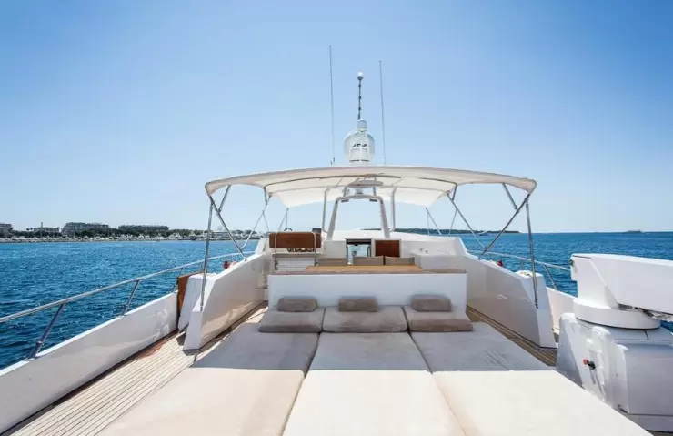 国际知名游艇品牌贝尼蒂(Benetti)79二手游艇飞桥区