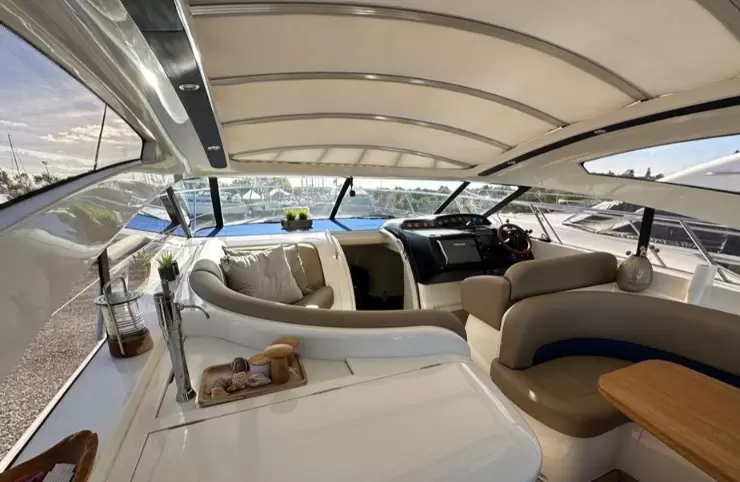 公主（Princess）V46二手游艇驾驶舱