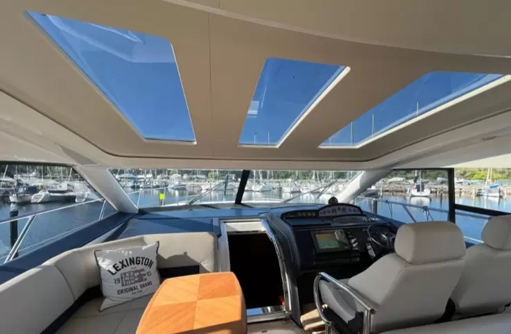 公主(Princess)V53二手游艇驾驶舱