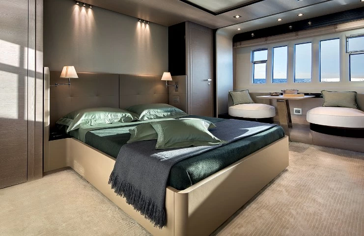 阿兹慕（Azimut）80飞桥游艇主人舱
