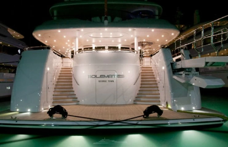 乐顺(Lurssen)Solemates超级游艇夜间尾舱