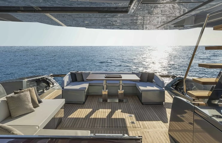 丽娃（Riva）76英尺飞桥游艇价格在4000-4500万元之间