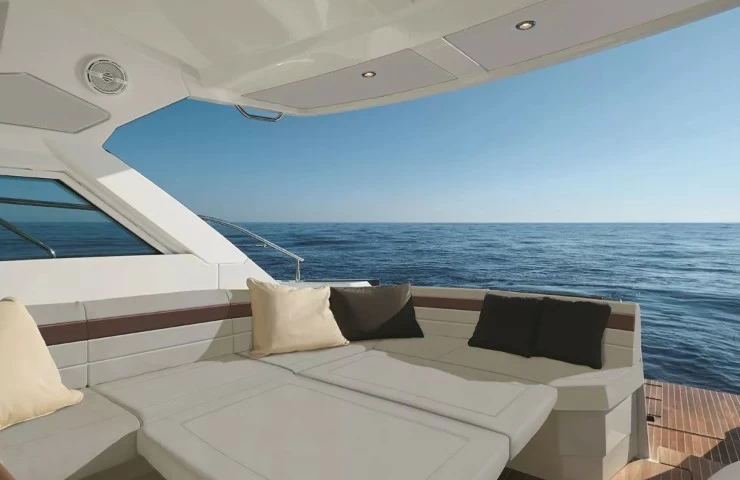博纳多（Beneteau）GT40运动游艇尾舱甲板