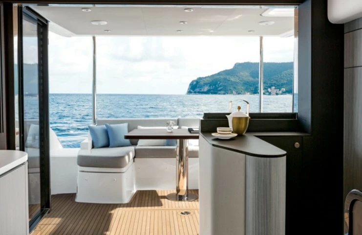 阿慕兹（Azimut）55飞桥游艇