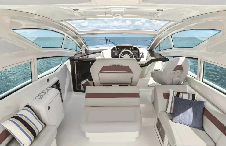 博纳多（Beneteau）GT40运动游艇驾驶舱