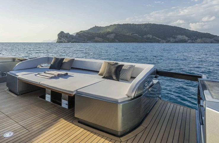 丽娃（Riva）76英尺飞桥游艇