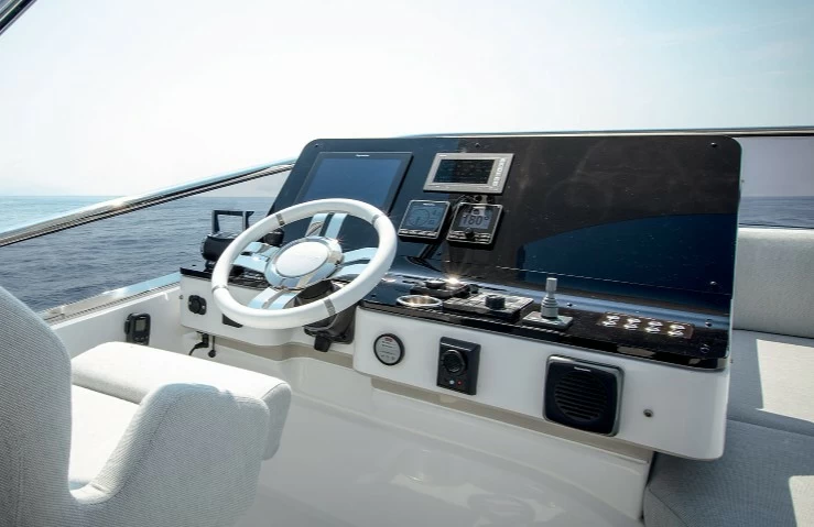 阿慕兹（Azimut）55飞桥游艇驾驶舱