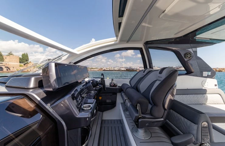 卡帝尔(Galeon)375GTO快艇驾驶舱