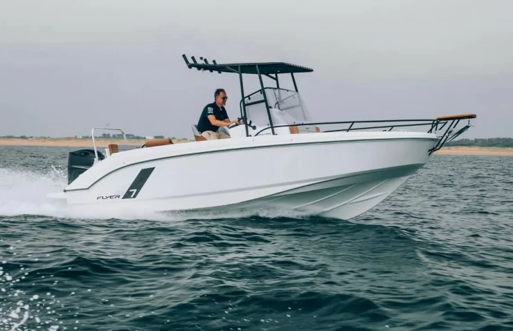 博纳多（Beneteau）飞扬7空间甲板型快艇