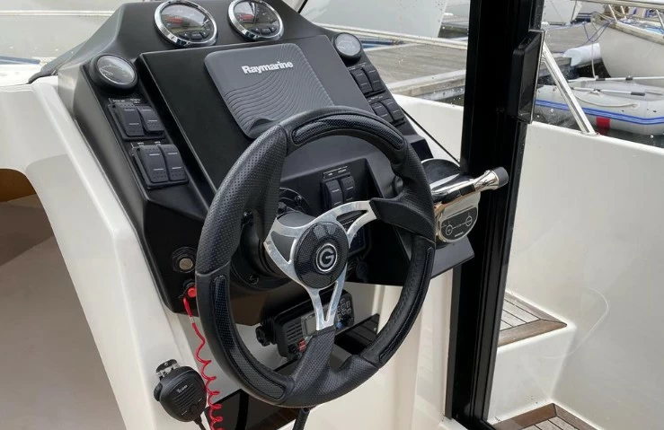 卡帝尔（Galeon）Galia750HT二手游艇驾驶舱