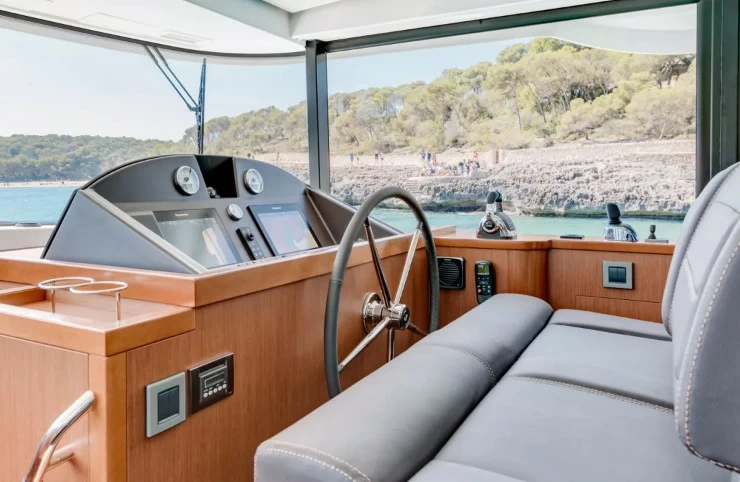 博纳多（Beneteau）思乐50飞桥游艇驾驶舱