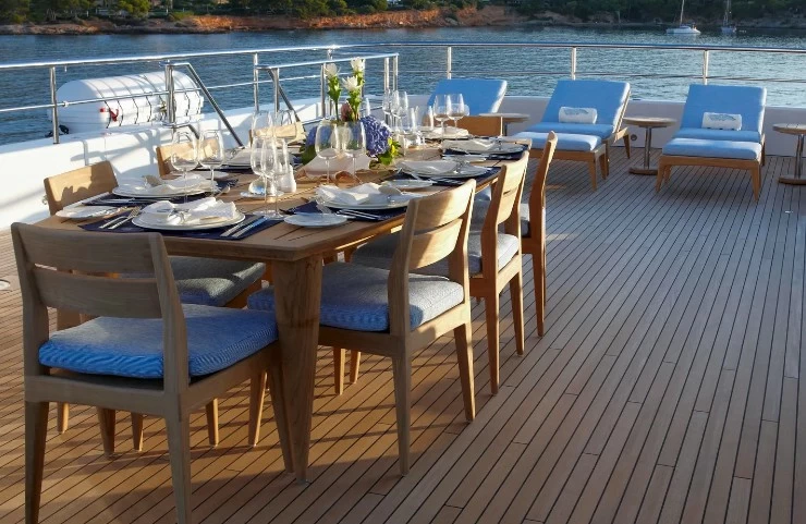 斐帝星（Feadship）Helix飞桥游艇顶层就餐区