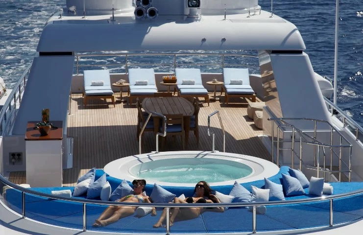 斐帝星（Feadship）Helix飞桥游艇价格为2.61亿元