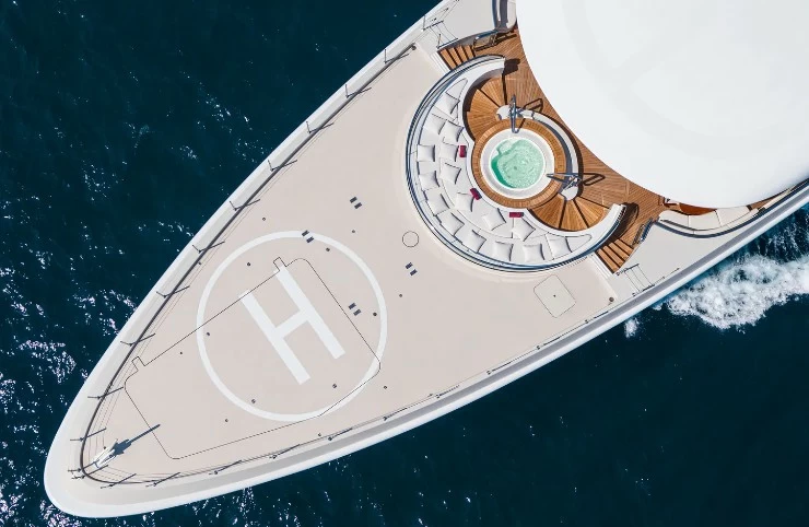 乐顺(Lurssen)Valerie超级飞桥游艇前甲板