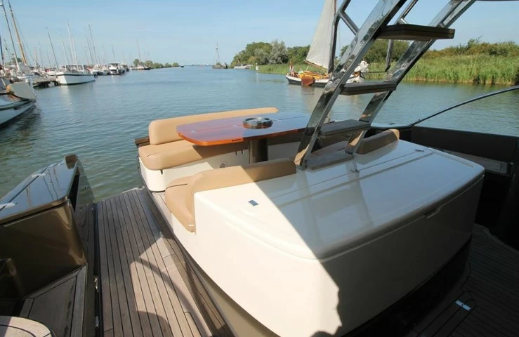 进口二手游艇丽娃（Riva）56Sportriva游艇售价68万欧元