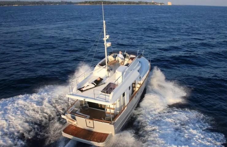 博纳多（Beneteau）思乐44飞桥游艇价格在570万左右