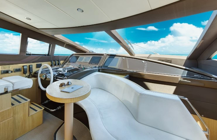 丽娃（Riva）75VenereSuper飞桥游艇驾驶舱