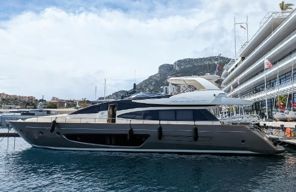 意大利游艇品牌：丽娃(Riva)75VenereSuper飞桥游艇