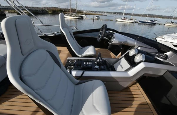 圣汐（Sunseeker）65二手飞桥游艇驾驶舱