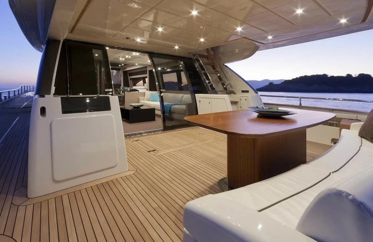 丽娃（Riva）75VenereSuper飞桥游艇尾舱沙龙